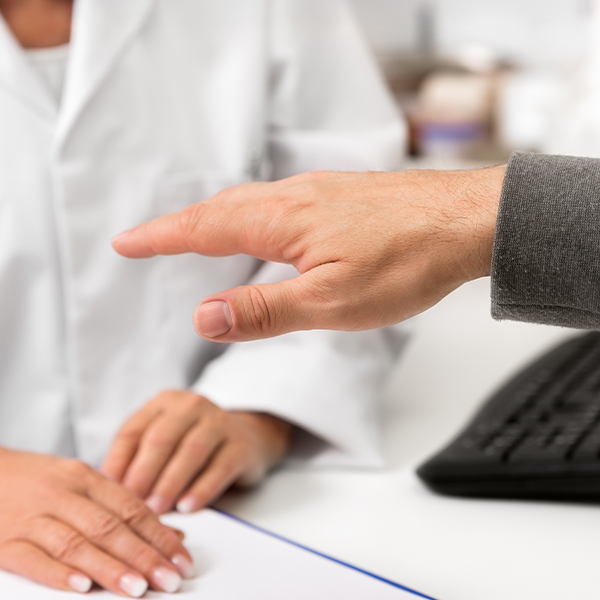 Triada clasică a simptomelor de Parkinson: diagnostic și gestionare eficientă